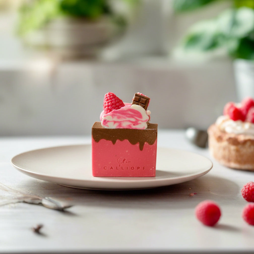 Σαπούνια με σαντιγί, raspberries και σοκολάτα μέσα σε λευκό πιάτο