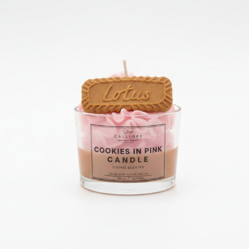 Κερί “Cookies in Pink” με μπισκότο Lotus στην κορυφή, σε λευκό φόντο.