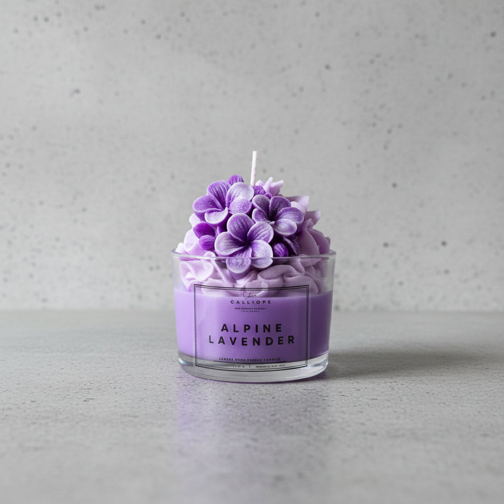 Χειροποίητο αρωματικό φυτικό κερί Alpine Lavender με μωβ άνθη κεριού σε διάφανο ποτήρι