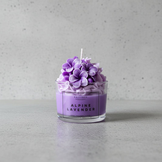 Χειροποίητο αρωματικό φυτικό κερί Alpine Lavender με μωβ άνθη κεριού σε διάφανο ποτήρι