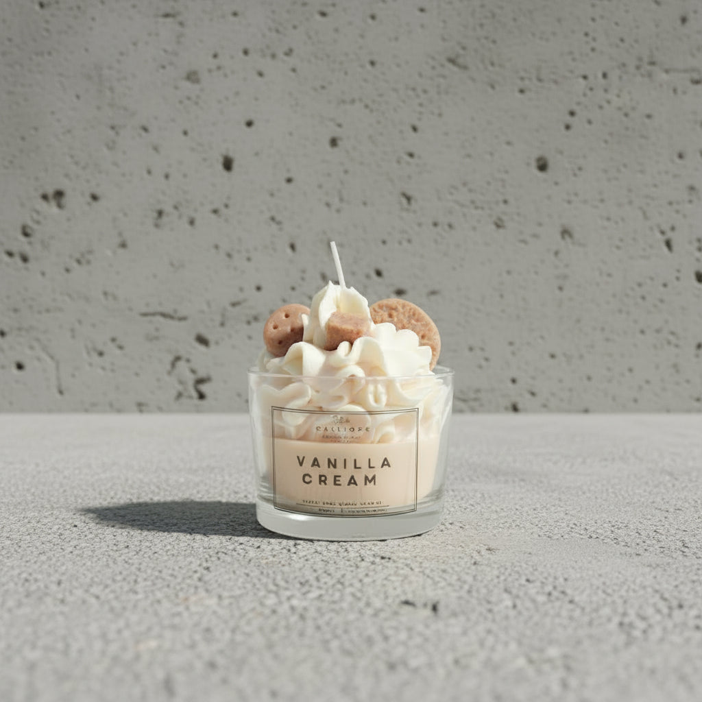 Χειροποίητο κερί Vanilla Cream σε γυάλινο ποτήρι, φωτογραφημένο πάνω σε τραχιά επιφάνεια τσιμέντου.