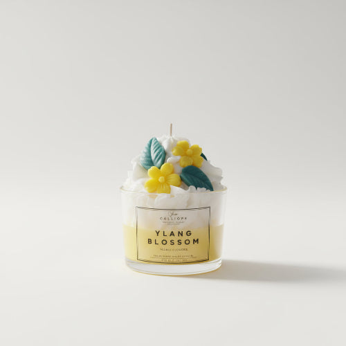 Αρωματτικό κερί σόγιας ylang blossom σε λευκό φόντο

