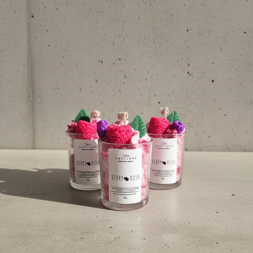 Τρία σφηνάκια με χειροποίητο κερί Berry Rush Shot με δίχρωμη σαντιγί σε λευκό και ματζέντα