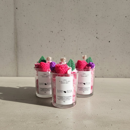 Τρία σφηνάκια με χειροποίητο κερί Berry Rush Shot με δίχρωμη σαντιγί σε λευκό και ματζέντα