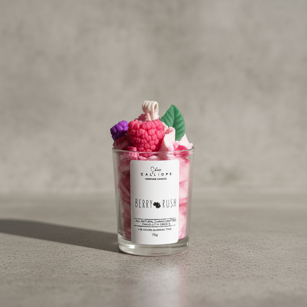 Χειροποίητο κερί Berry Rush Shot με δίχρωμη σαντιγί σε λευκό και ματζέντα πάνω σε γκρι επιφάνεια