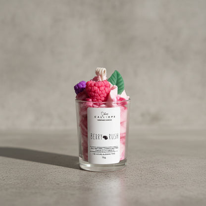Χειροποίητο κερί Berry Rush Shot με δίχρωμη σαντιγί σε λευκό και ματζέντα πάνω σε γκρι επιφάνεια
