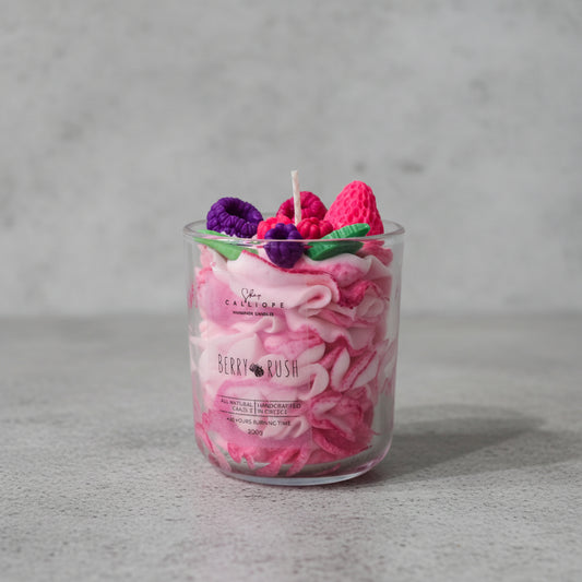 Χειροποίητο κερί σόγιας σε ποτήρι με βατόμουρα και φράουλες στην κορυφή  σε ροζ μωβ αποχρώσεις