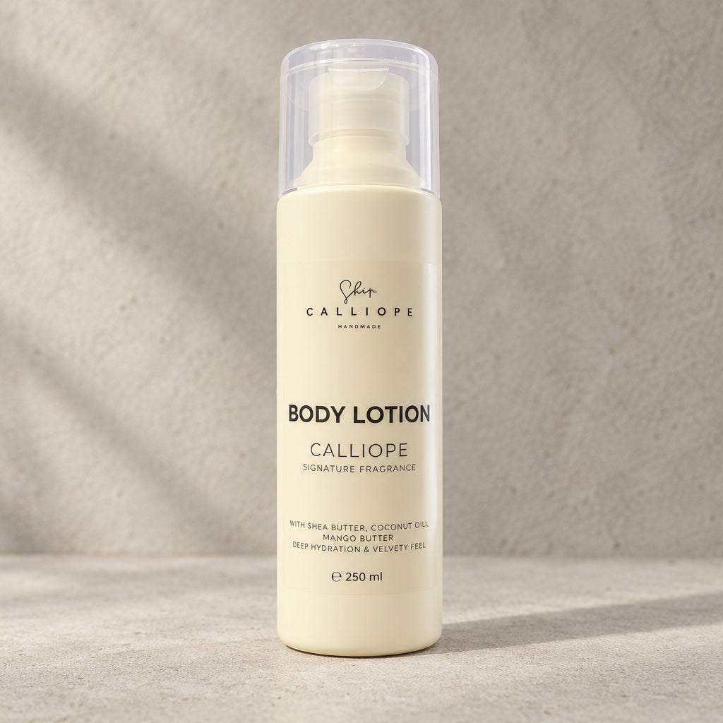 Calliope Signature Body Lotion 250ml με βούτυρο καριτέ, λάδι καρύδας και βούτυρο μάνγκο σε κρεμ μπουκάλι