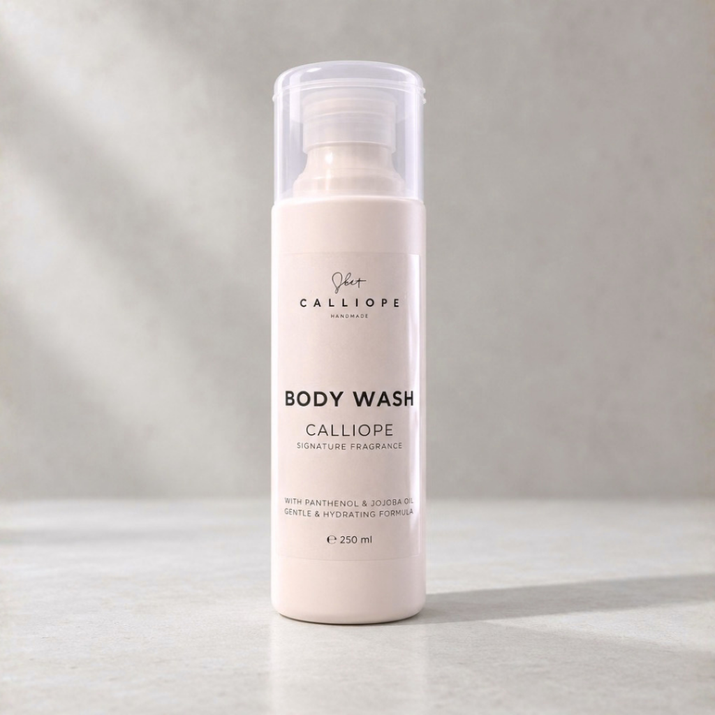 Calliope Signature Body Wash 250ml σε μινιμαλιστικό παλ μπουκάλι, σε ουδέτερο φόντο