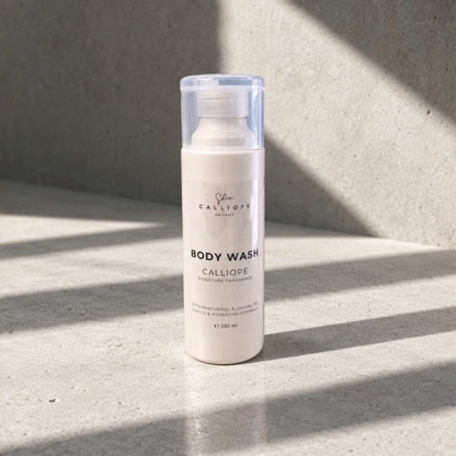 Αφρόλουτρο calliope singature fragrance  σε μπουκάλι 250ml πάνω σε γκρι επιφάνεια