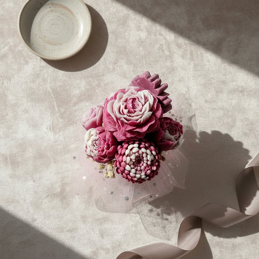 Μπουκέτο από κερί σε μικρό στρογγυλό κουτί 13X14cm