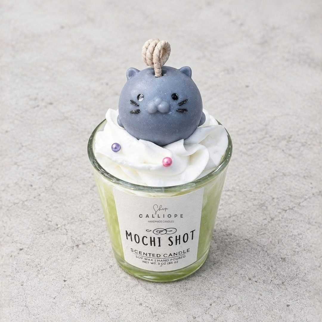 Χειροποίητο dessert κερί Mochi Shot με γκρι γατάκι και σαντιγί σε ποτήρι σφηνάκι