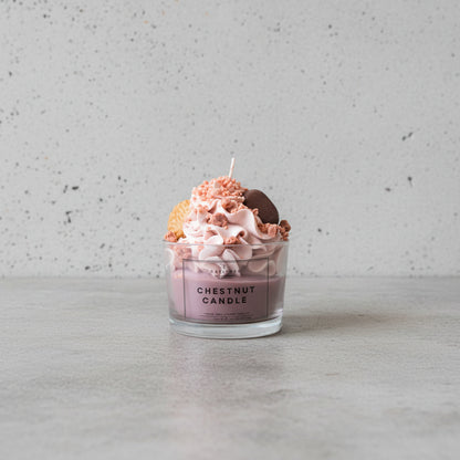 Μπροστινή όψη από το αρωματικό κερί Chestnut Candle με χειροποίητες φθινοπωρινές λεπτομέρειες κεριού