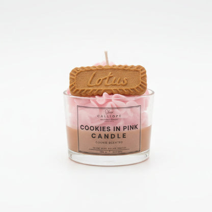 Κερί “Cookies in Pink” με μπισκότο Lotus στην κορυφή, σε λευκό φόντο.