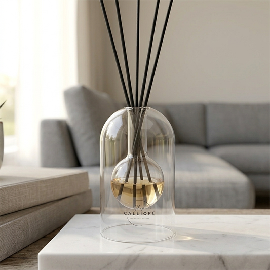 Minimal γυάλινο μπουκάλι αρωματικού χώρου Calliope Signature με μαύρα στικάκια, τοποθετημένο σε λευκό μάρμαρο.