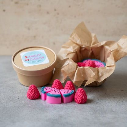 Χειροποίητα wax melts σε σχήμα φράουλας και καρπουζιού με τη συσκευασία CalliopeShop.