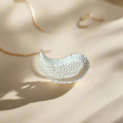 Ένα λευκό φτερό δισκος τοποθετημένος σε μπέζ επιφάνεια με σκίαση