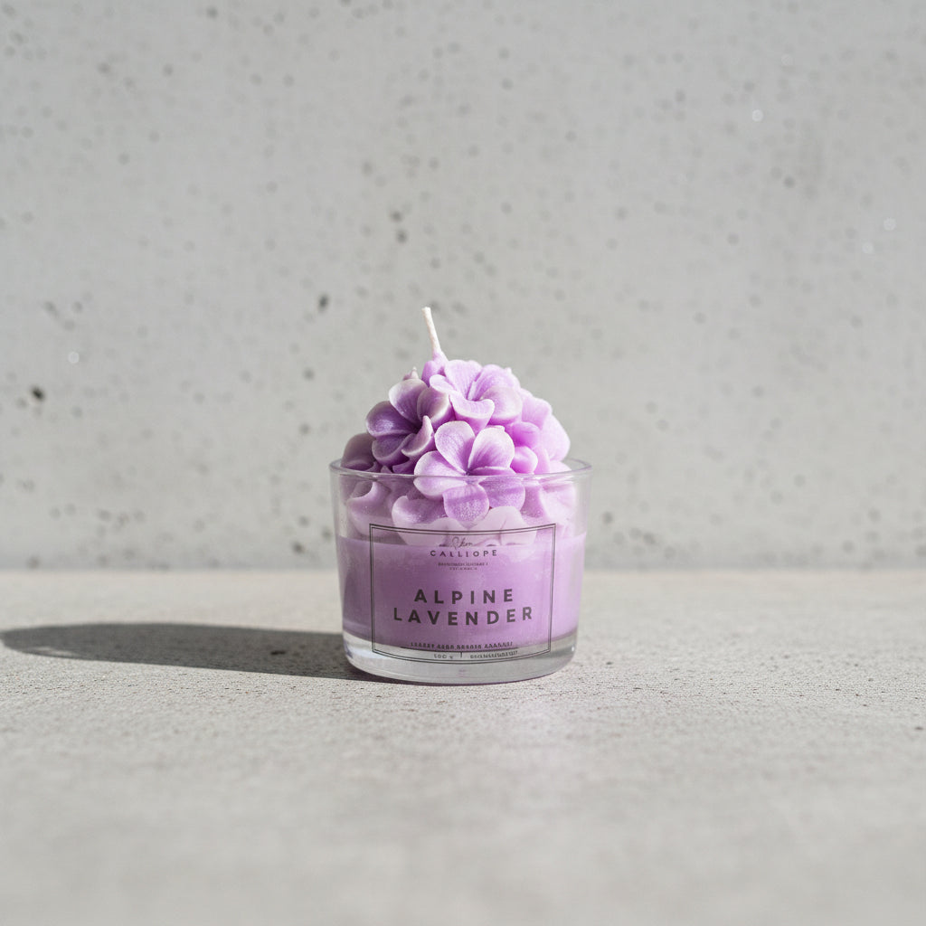 Φυτικό αρωματικό κερί Alpine Lavender με ανάγλυφη σαντιγί κεριού και λουλούδια