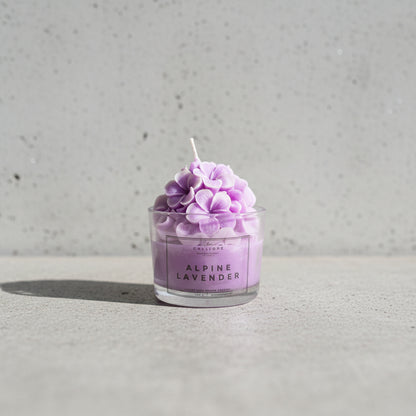 Φυτικό αρωματικό κερί Alpine Lavender με ανάγλυφη σαντιγί κεριού και λουλούδια