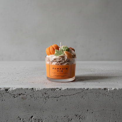 Αρωματικό κερί σόγιας Pumpkin Pie τοποθετημένο σε μοντέρνο τσιμεντένιο ράφι για φθινοπωρινή διακόσμηση