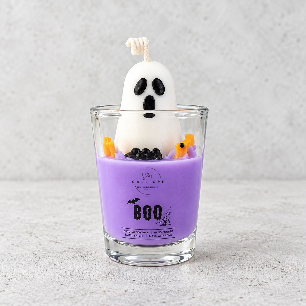 Χειροποίητο κερί Halloween Boo σε ποτήρι σφηνάκι με μωβ βάση και φαντασματάκι από κερί