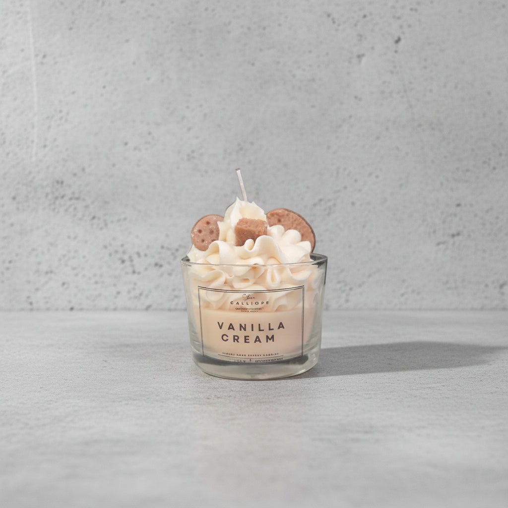 Χειροποίητο αρωματικό κερί Vanilla Cream σε γυάλινο δοχείο, σε minimal σκηνικό από τσιμέντο.