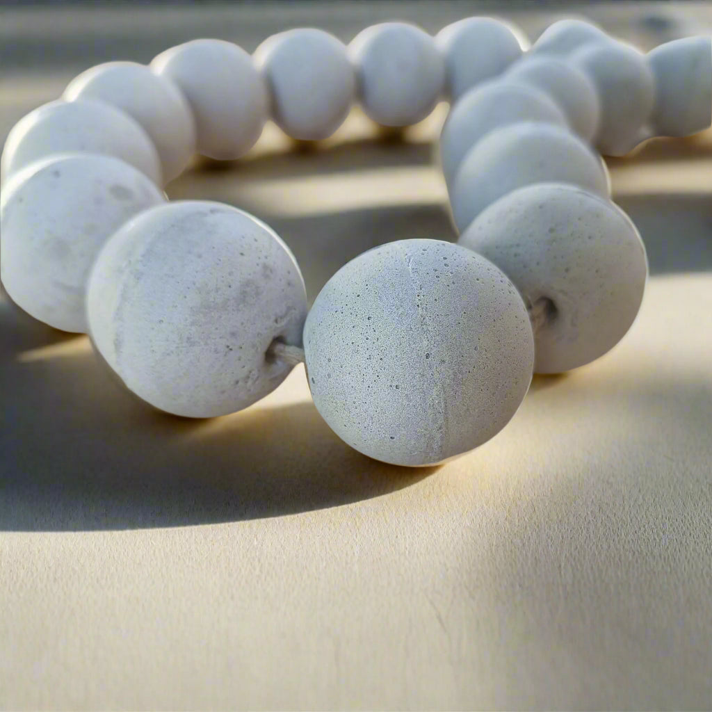 Τσιμεντένιο μεγάλο κομπολόι σε miniml κάδρο