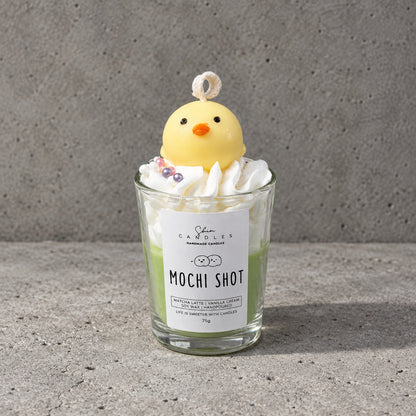 Χειροποίητο dessert κερί Mochi Shot με κίτρινο κοτοπουλάκι και σαντιγί σε ποτήρι σφηνάκι