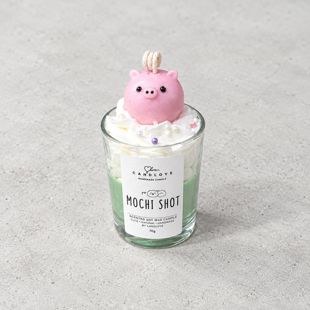 Χειροποίητο dessert κερί Mochi Shot με ροζ γουρουνάκι και σαντιγί σε ποτήρι σφηνάκι