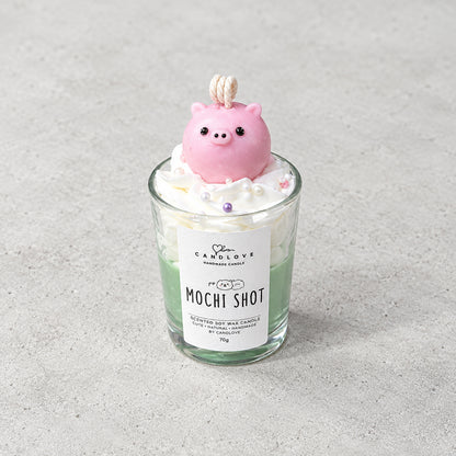 Χειροποίητο dessert κερί Mochi Shot με ροζ γουρουνάκι και σαντιγί σε ποτήρι σφηνάκι