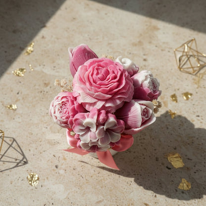 Μπουκέτο από κερί σε μικρό στρογγυλό κουτί 13X14cm