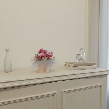 Μπουκέτο από κερί σε μικρό στρογγυλό κουτί 13X14cm