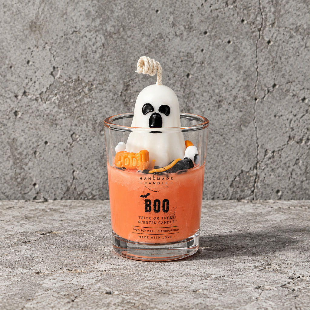 Χειροποίητο κερί Halloween Boo σε ποτήρι σφηνάκι με πορτοκαλί βάση και φαντασματάκι