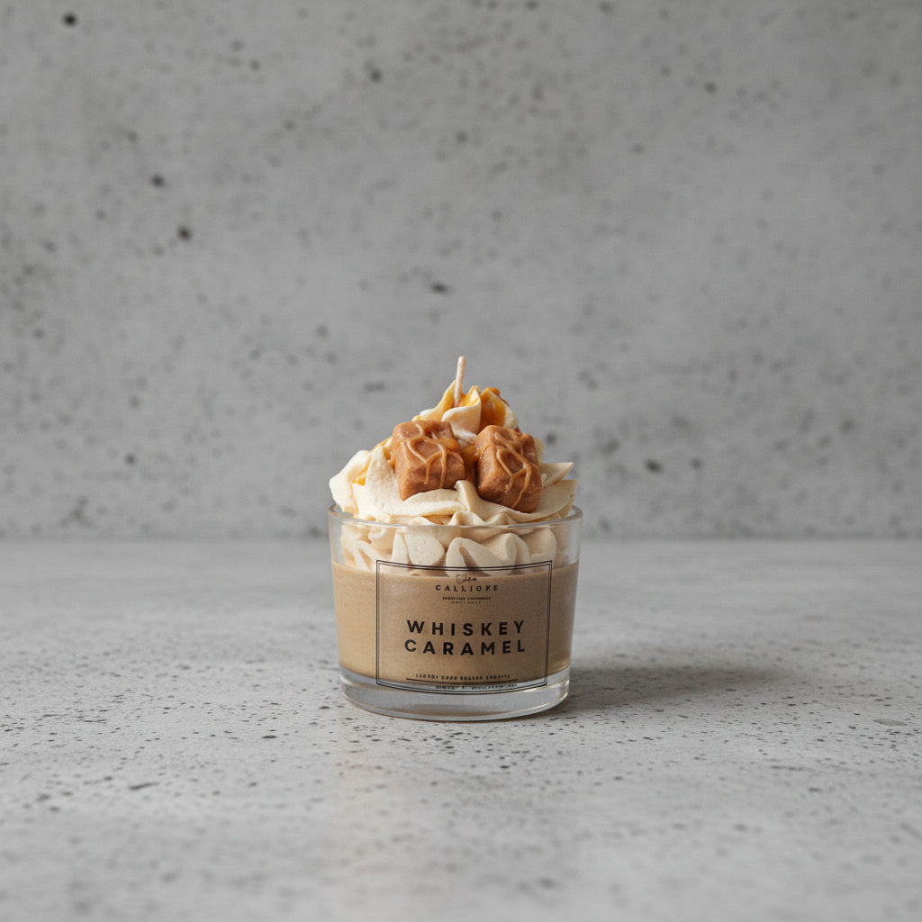 Χειροποίητο gourmet κερί σόγιας Whiskey Caramel με άρωμα ουίσκι-καραμέλα και διακόσμηση σαντιγί κεριού