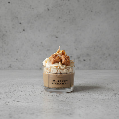Χειροποίητο gourmet κερί σόγιας Whiskey Caramel με άρωμα ουίσκι-καραμέλα και διακόσμηση σαντιγί κεριού