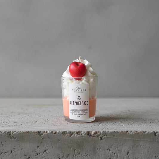 Λεπτομέρεια χειροποίητου κεριού με διακοσμητικό πετροκέρασο και υφή σαντιγί