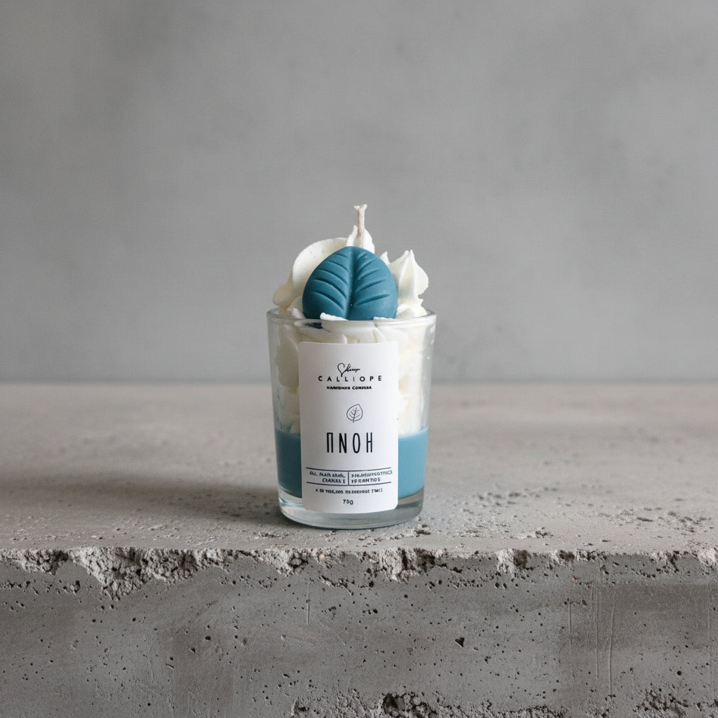 χειροποίητο κερί Πνοή Shot με άρωμα fresh breeze σε minimal τσιμεντένιο φόντο