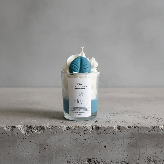 χειροποίητο κερί Πνοή Shot με άρωμα fresh breeze σε minimal τσιμεντένιο φόντο