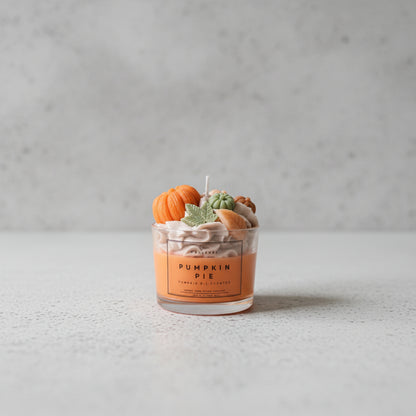Χειροποίητο κερί σόγιας Pumpkin Pie με πορτοκαλί βάση και gourmet σαντιγί κεριού με διακοσμητικές κολοκύθες σε γήινες αποχρώσεις