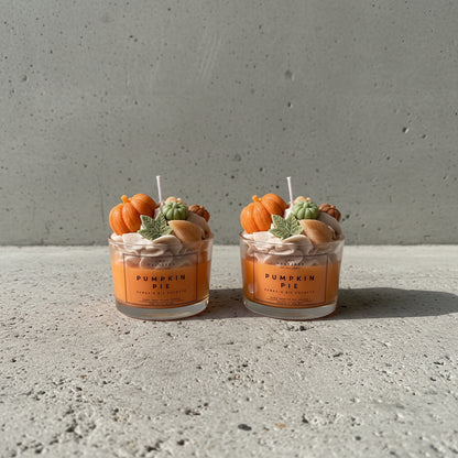Χειροποίητο αρωματικό κερί σόγιας Pumpkin Pie με διακόσμηση σαντιγί και μικρές κολοκύθες