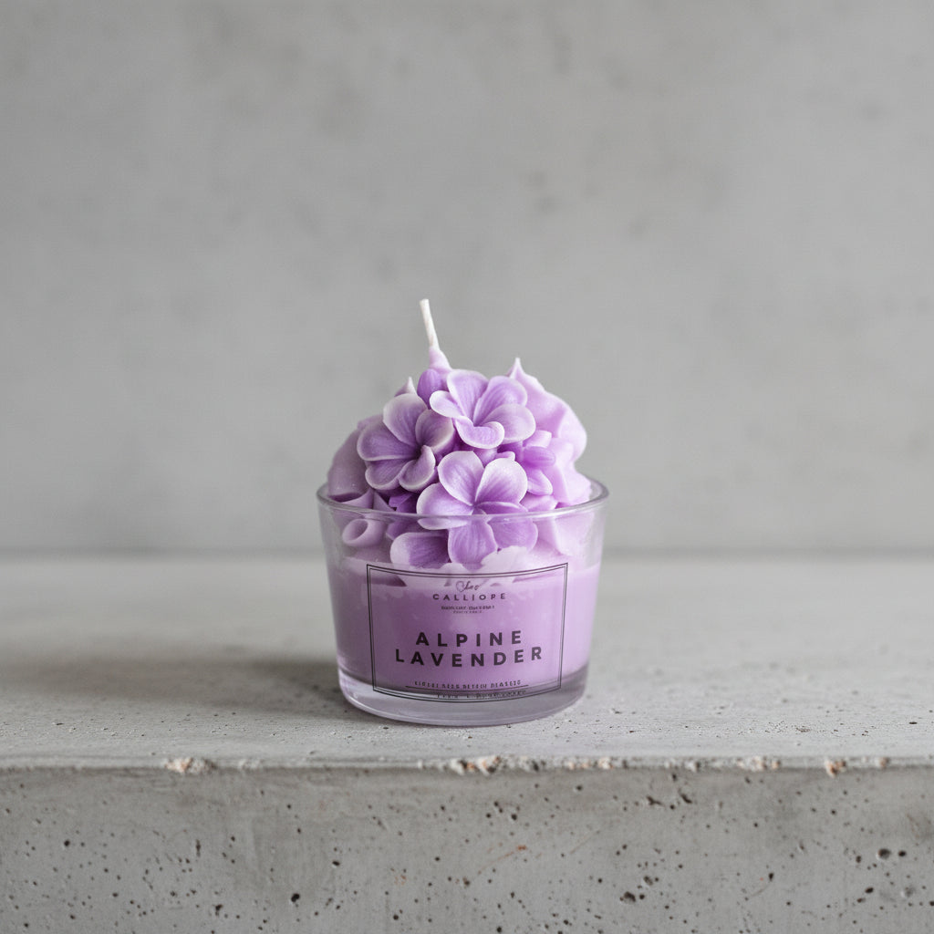 Αρωματικό κερί σόγιας Alpine Lavender με μωβ διακοσμητικά λουλούδια σε διάφανο ποτήρι
