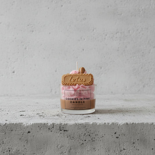 Cookies in Pink κερί επάνω σε τραπέζι μέσα σε θολό σαλόνι