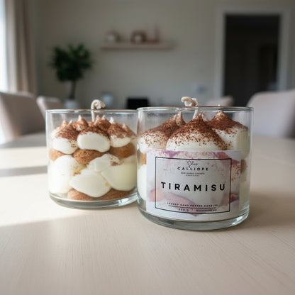 Candle with tiramisu design and 'CalliopeShop' branding on a wooden surface.