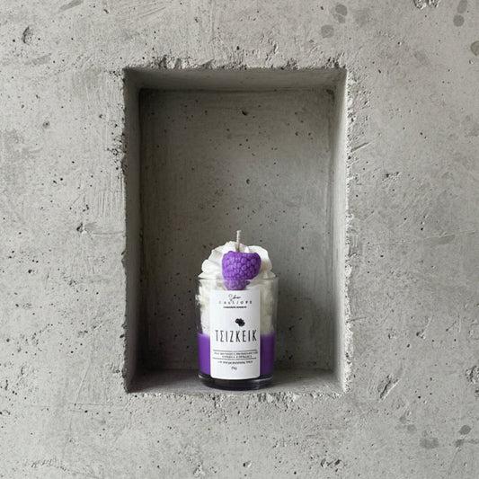 Χειροποίητο κερί Τσιζκέικ Shot με άρωμα strawberry cheesecake, βιολετί βάση με λευκή σαντιγί σε τσιμεντένιο φόντο