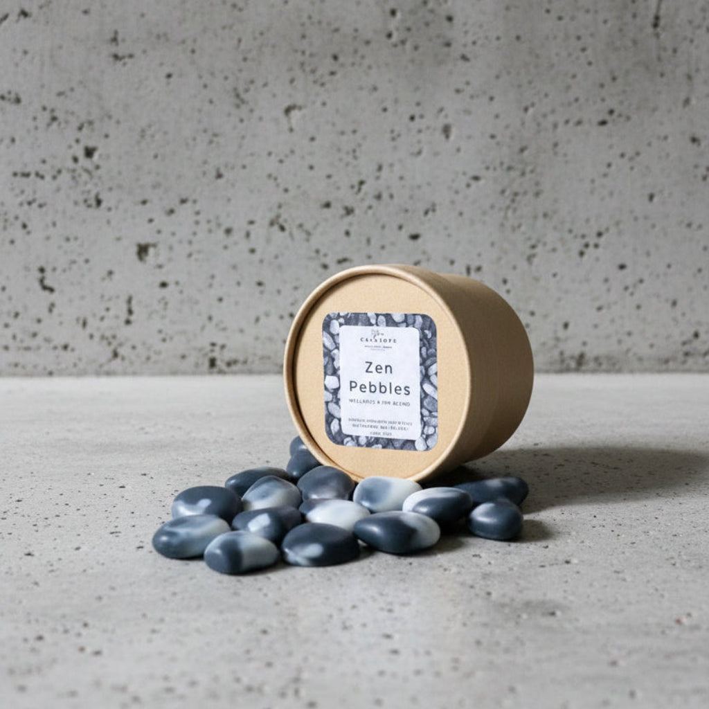 Wax melts 'Zen Pebbles' πάνω σε τσιμεντένια επιφάνεια.