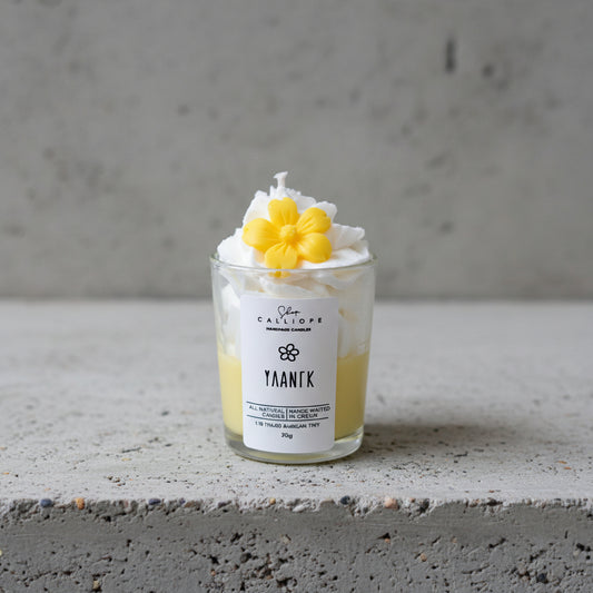 Λεπτομέρεια χειροποίητου κεριού Υλάνγκ Shot με κίτρινο διακοσμητικό λουλούδι